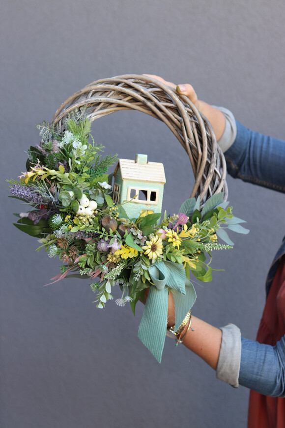 Domek na Wsi, wianek dekoracyjny z porcelanową figurką