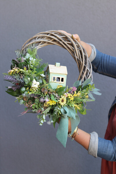 Domek na Wsi, wianek dekoracyjny z porcelanową figurką