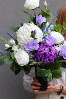 Yrenna, biało fioletowy bukiet nagrobny we wkładzie