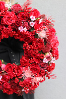 Carmen Dallas, kwiatowy wianek na drzwi