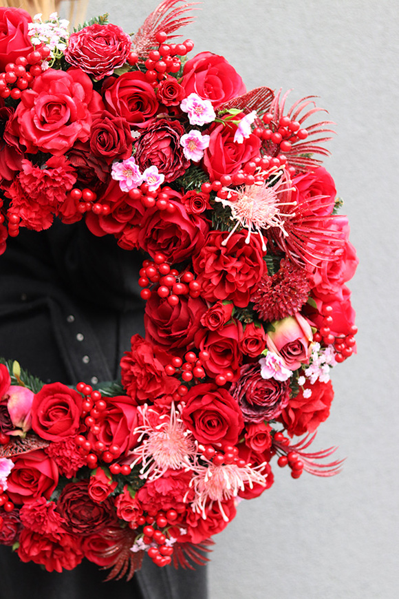 Carmen Dallas, kwiatowy wianek na drzwi