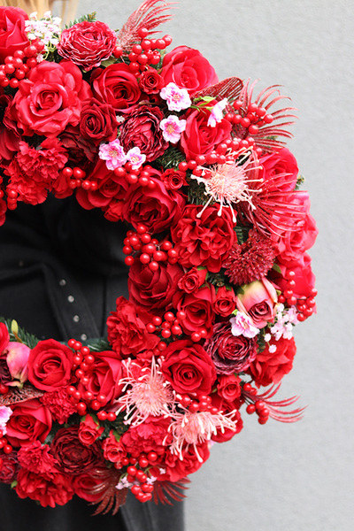 Carmen Dallas, kwiatowy wianek na drzwi