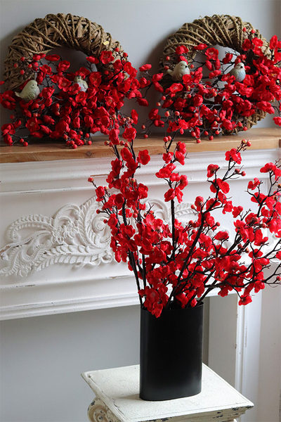 Czerwona Jabłonka, wiosenna kompozycja kwiatowa w wazonie