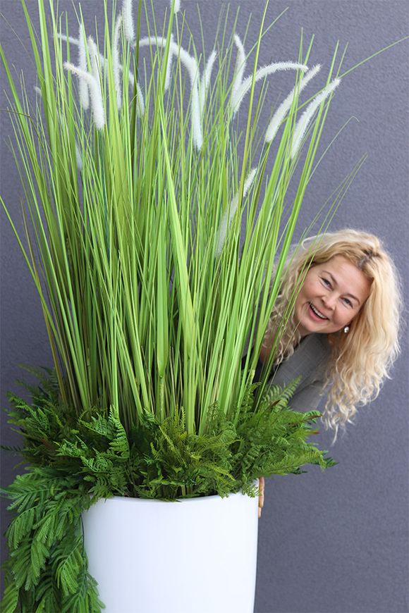 Fiberglass Grande Greeneria, trawa w białej donicy z paprocią, wys.185cm