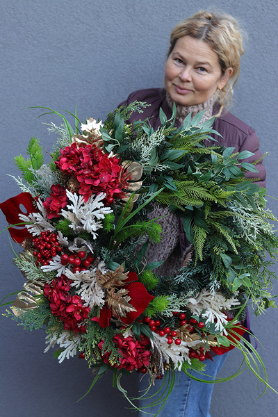 Dorotea 2, wieniec nagrobny z czerwonymi kwiatami i monsterą