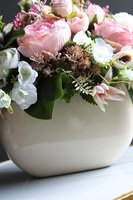 Belladia Beige, kompozycja kwiatowa w naczyniu