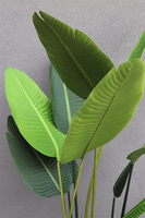 sztuczna roślina w donicy