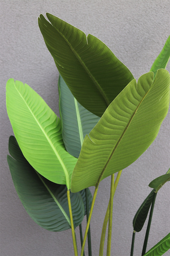 sztuczna roślina w donicy