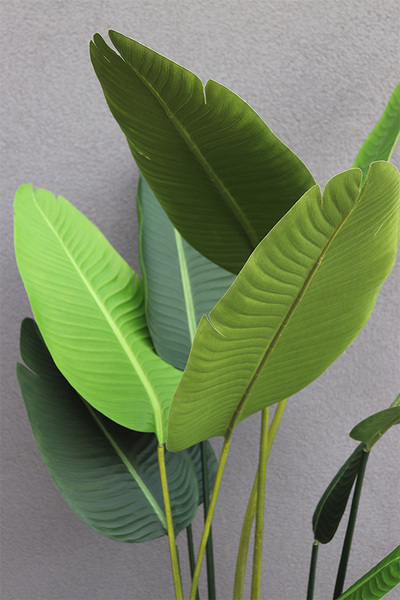 sztuczna roślina w donicy