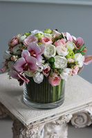 bogaty bukiet wiosennych kwiatów w szklanym wazonie, Helitra, wym.24x28cm