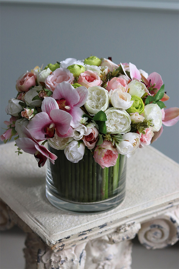 bogaty bukiet wiosennych kwiatów w szklanym wazonie, Helitra, wym.24x28cm