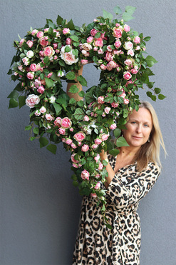 Anielska Róża 2, wieniec nagrobny w kształcie serca, dł.100cm