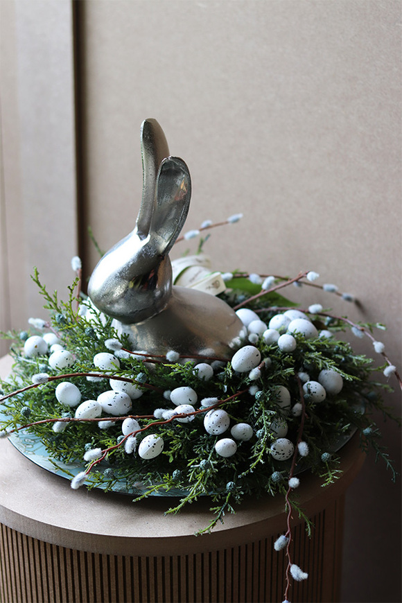 Kreolia Boston, stroik wielkanocny na talerzu z zającem