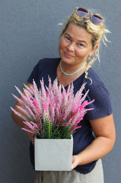 Wrzosy Pink Concrete, kompozycja kwiatowa w betonowej donicy, wys.43cm