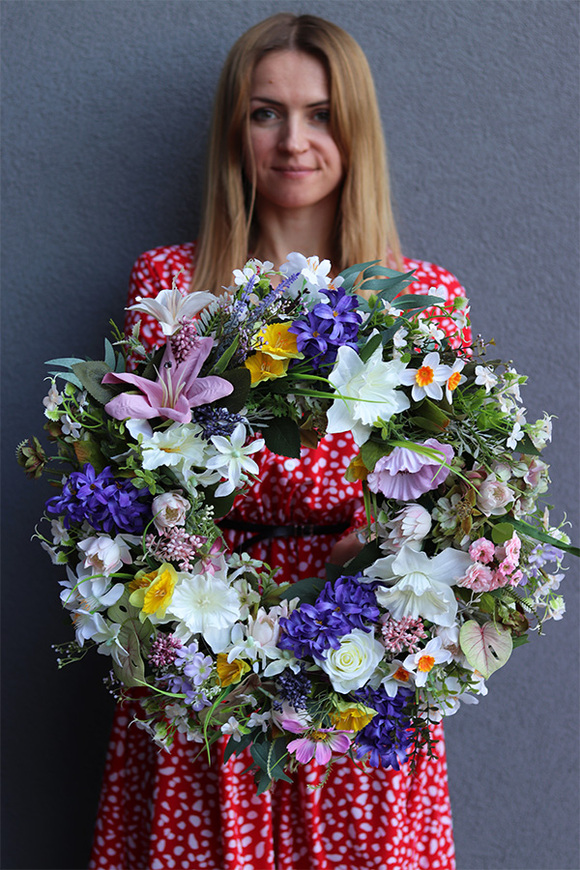 Wiosenna Rabata, kwiatowy wianek na drzwi