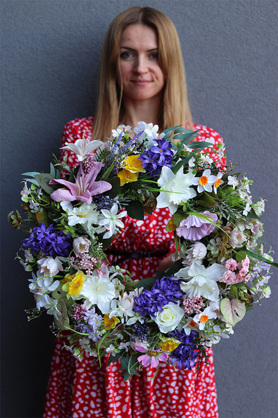 Wiosenna Rabata, kwiatowy wianek na drzwi