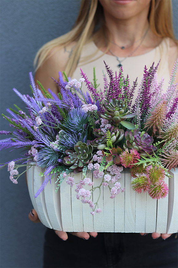 Wrzosowiska, kompozycja kwiatowa w drewnianej skrzynce, wym.33x46x28cm