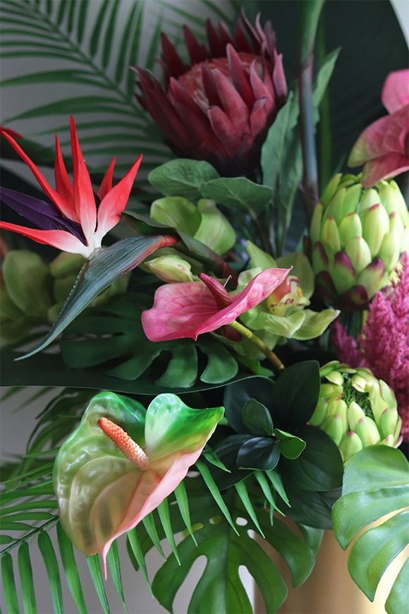 Schiele Premium Red, strelicja kompozycja w złotej donicy