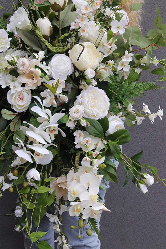 Biała Maria, kompozycja nagrobna w plastikowej osłonce