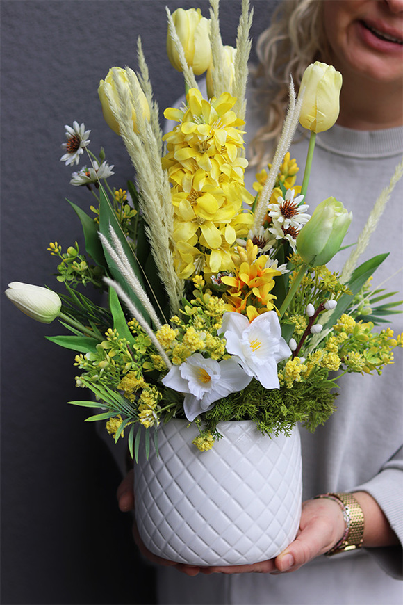 Żółta Medina, kompozycja wielkanocna w naczyniu