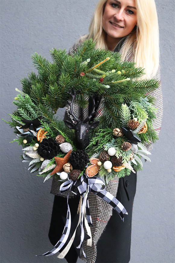 Czarny Renifer Industrial, wianek świąteczny