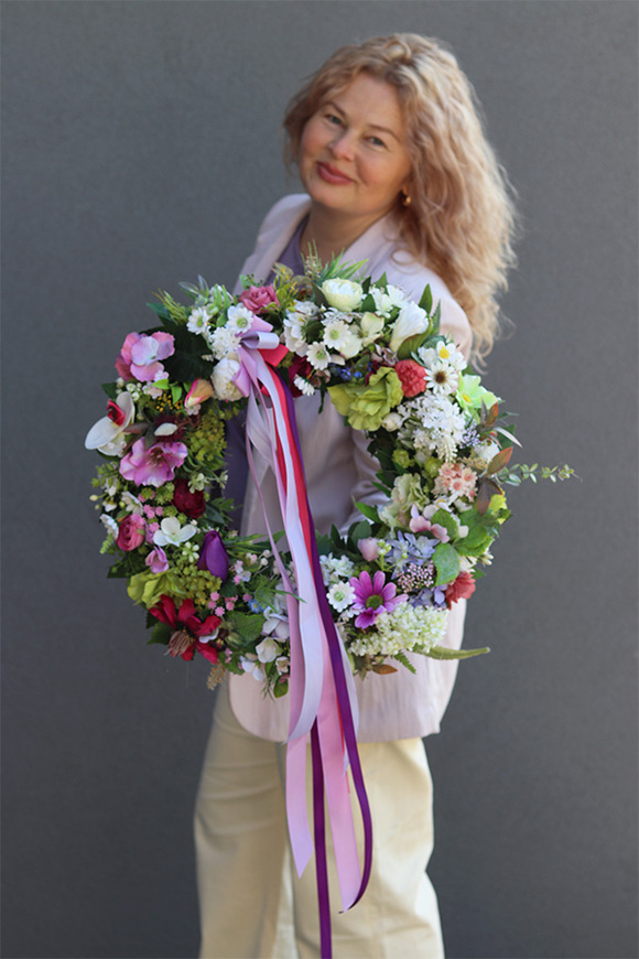 Łąka Nerrete, polny wianek na drzwi