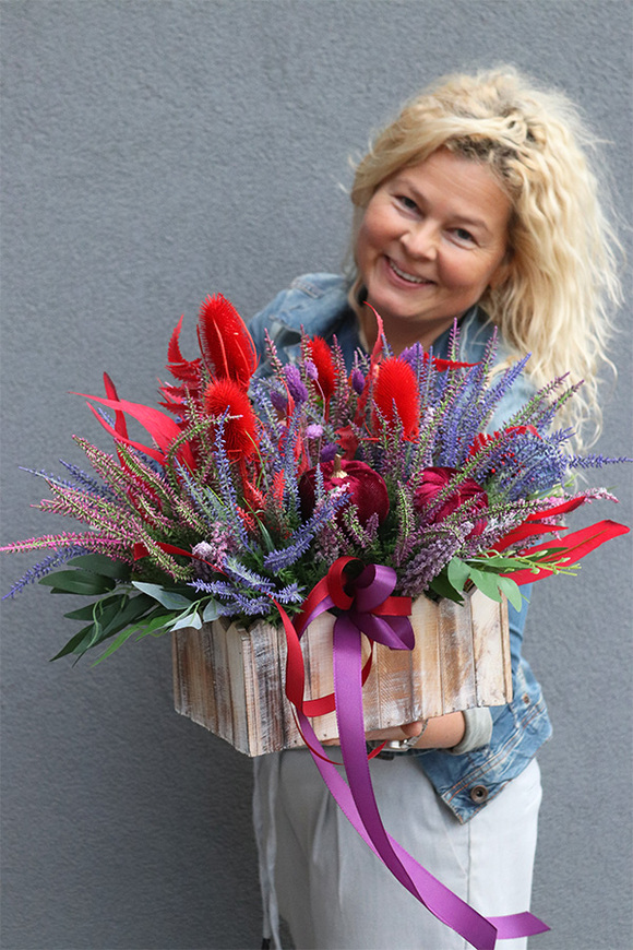 Jesienny Dyniowy Nysti, koszyczek z ostami i wrzosami