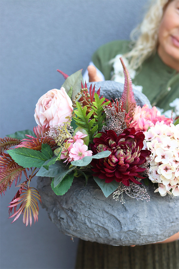 Poletra Volcan, kompozycja kwiatowa w ciężkim koszu