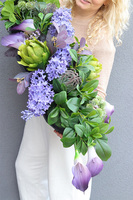 Hilton Laos Conference, fioletowa kompozycja kwiatowa w naczyniu