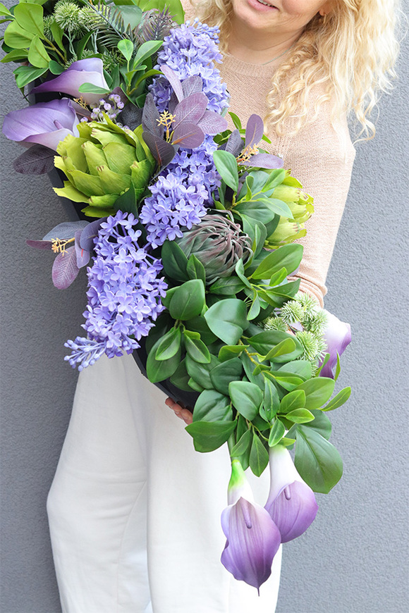 Hilton Laos Conference, fioletowa kompozycja kwiatowa w naczyniu