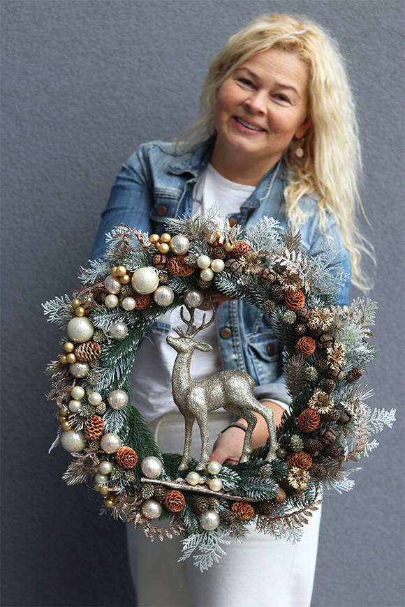 Złoty Jeleń, świąteczny wianek z figurką