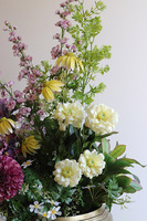 Spring GoldLine, dekoracja kwiatowa w koszu