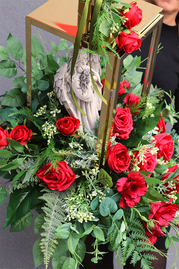 Angelo Garden Czerwień, kompozycja nagrobna ze złotym lampionem