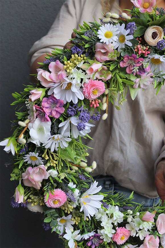 Majowa Ulesina, wianek kwiatowy ze stokrotkami