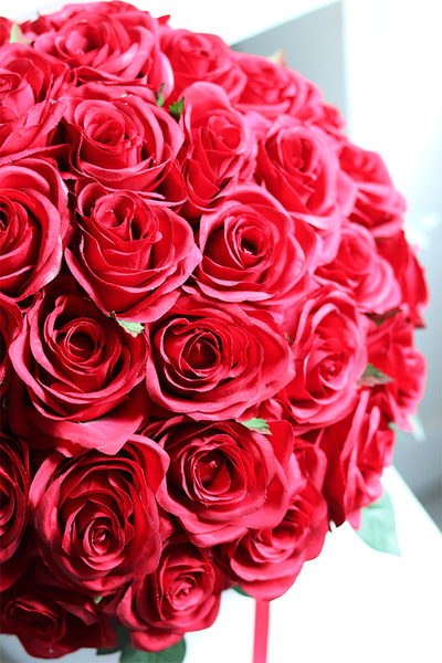 box na prezent Jubileo 60 Róż, w wybranym kolorze kwiatów i pudełka