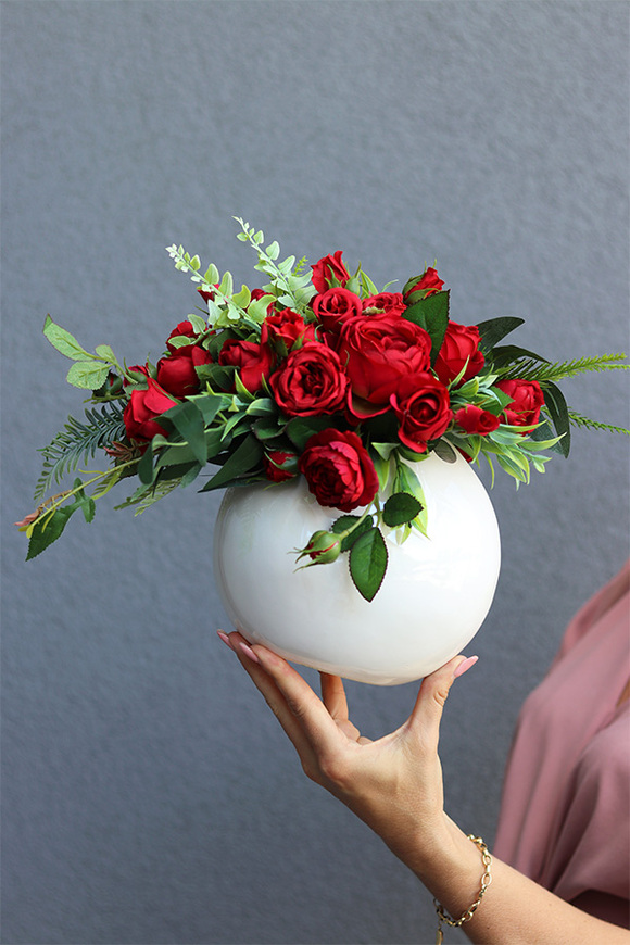 Czerwień Miłości, kompozycja z róż w białej kuli