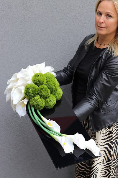 New Design White, dekoracja nagrobna na czarnej podstawie, wym.70x25cm