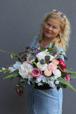 Alina Piano, kompozycja nagrobna w misie, wym.38x72x28cm