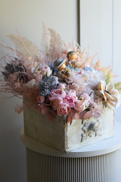 Dzieci z Kwiatami, kompozycja kwiatowa w szufladzie, wym.37x44cm 