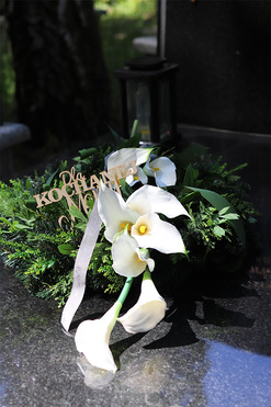 Kalla Elegance, wieniec nagrobny z kaliami i dedykacją, śr.55cm