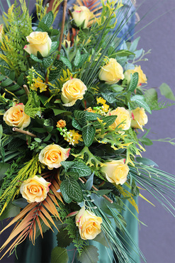 komplet dekoracji nagrobnych Złota Róża, wiązanka i bukiet we wkładzie  