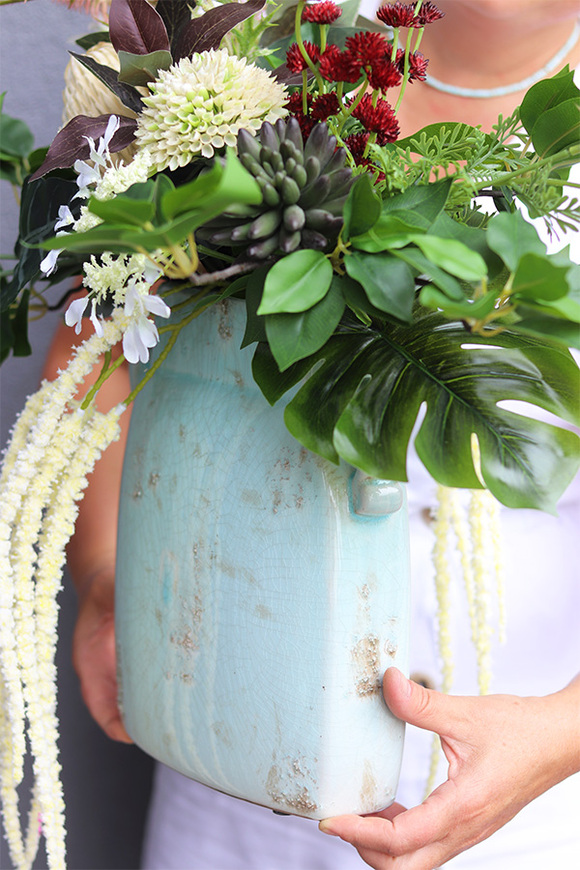 Green World Laos, kompozycja kwiatowa z proteą	