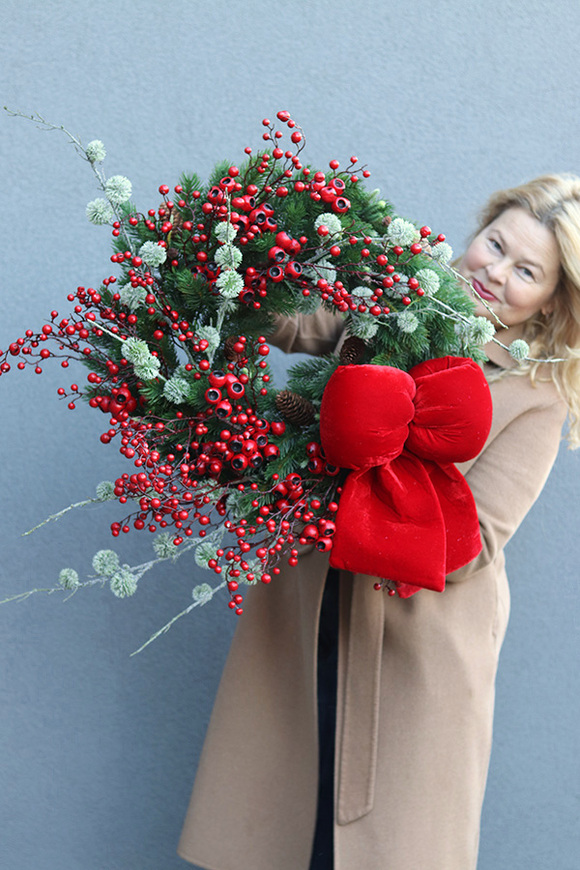 Świąteczna Gracja, zimowy wianek z kokardą