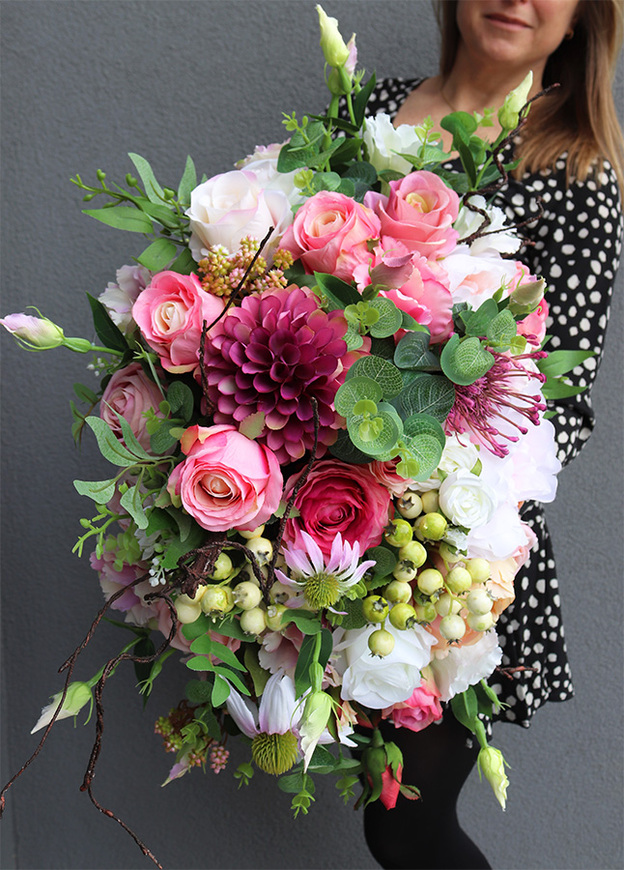 Abella Big Cinderella, kompozycja kwiatowa w owalnej misie, wym.39x45cm