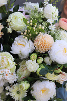 Sakramento Złota Bajka, kompozycja kwiatowa w złotym naczyniu, wym.115x100cm 