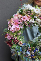 Leosi Hills, wianek na drzwi z polnymi kwiatami