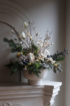 Magnolia Winter Blue, zimowa kompozycja w osłonce, wym.67x45cm