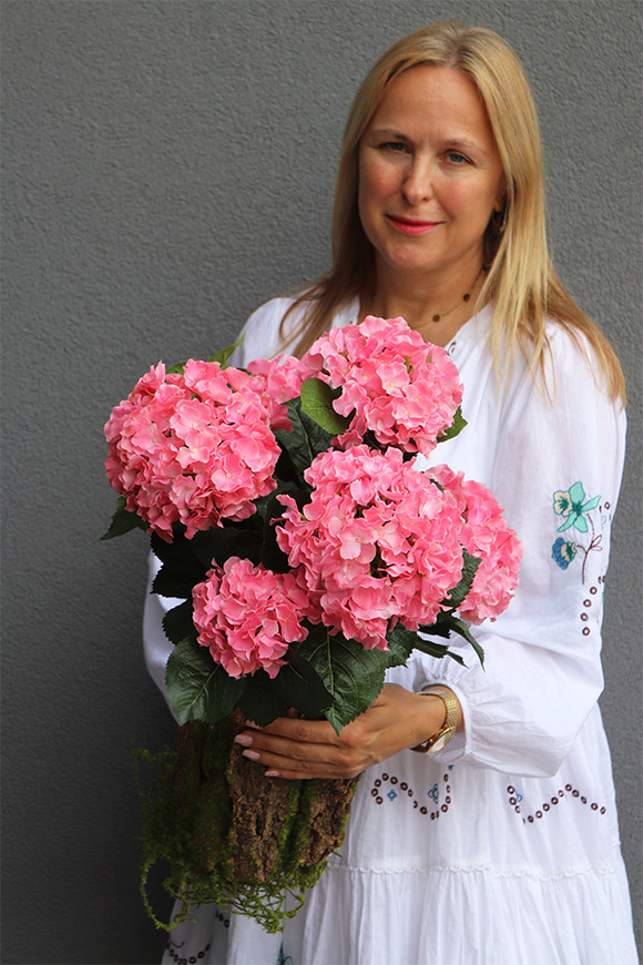 Pink Hortensja w Mchu 2, kompozycja kwiatowa w pniu