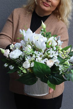 Gredara Silver, biała kompozycja kwiatowa, wys.40cm 