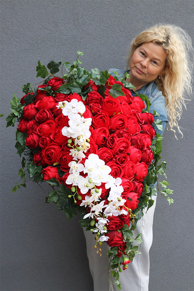 Broken Heart, bogata wiązanka nagrobna z róż